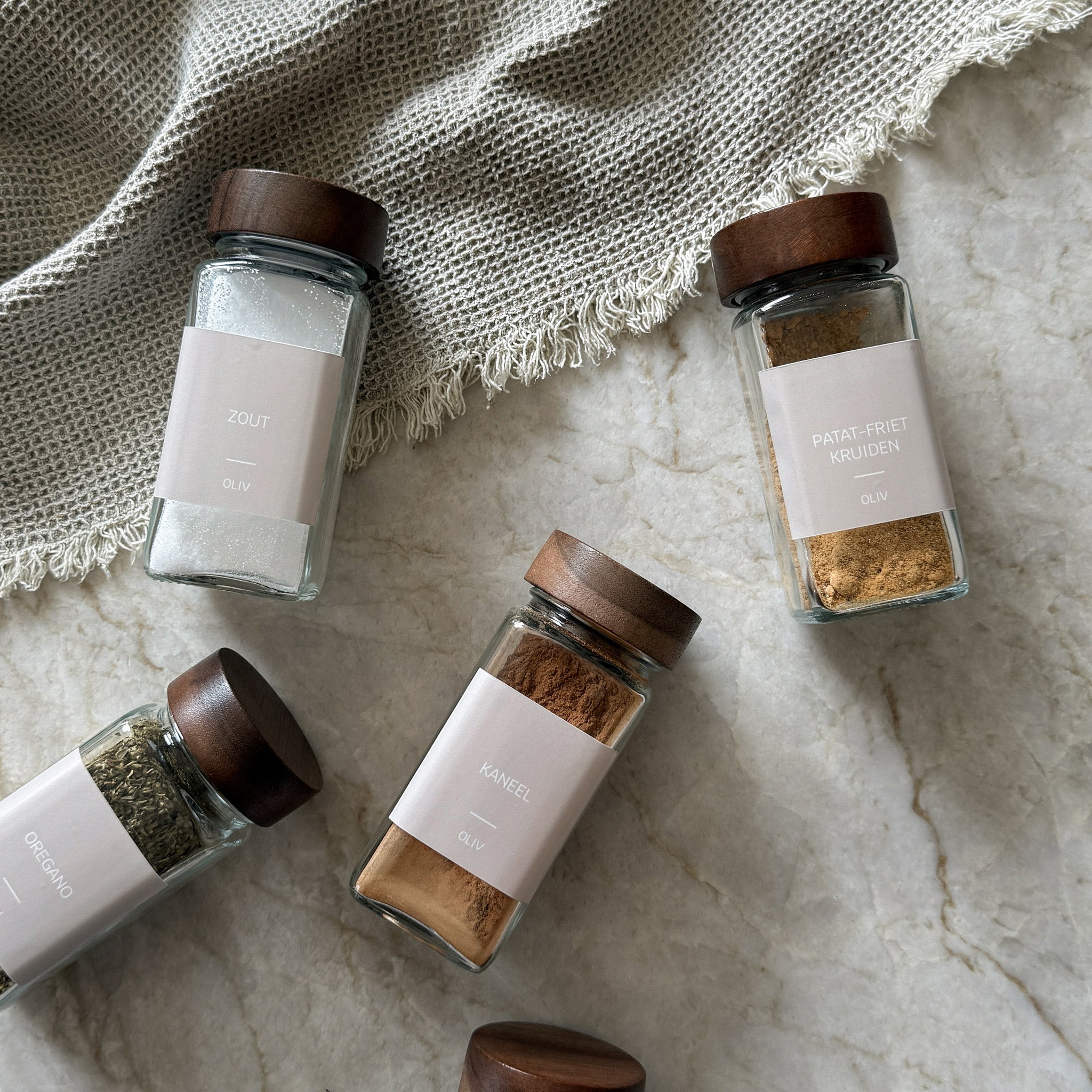 Sfeerbeeld acacia kruidenpotjes met labels