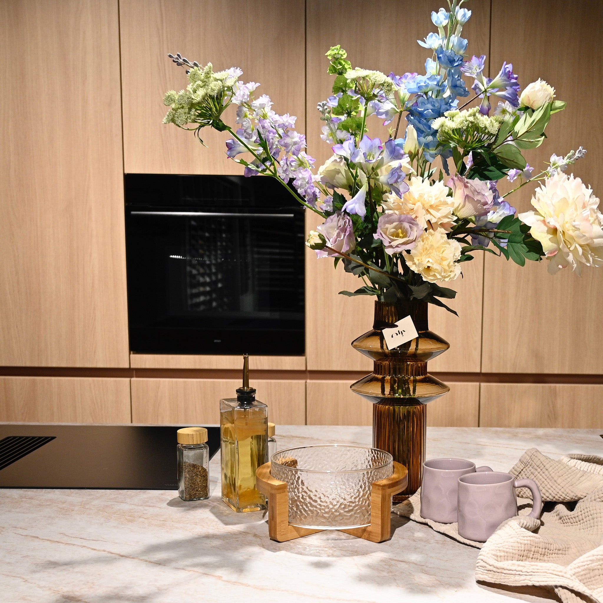 Styling beeld vaas met daarbij glazen