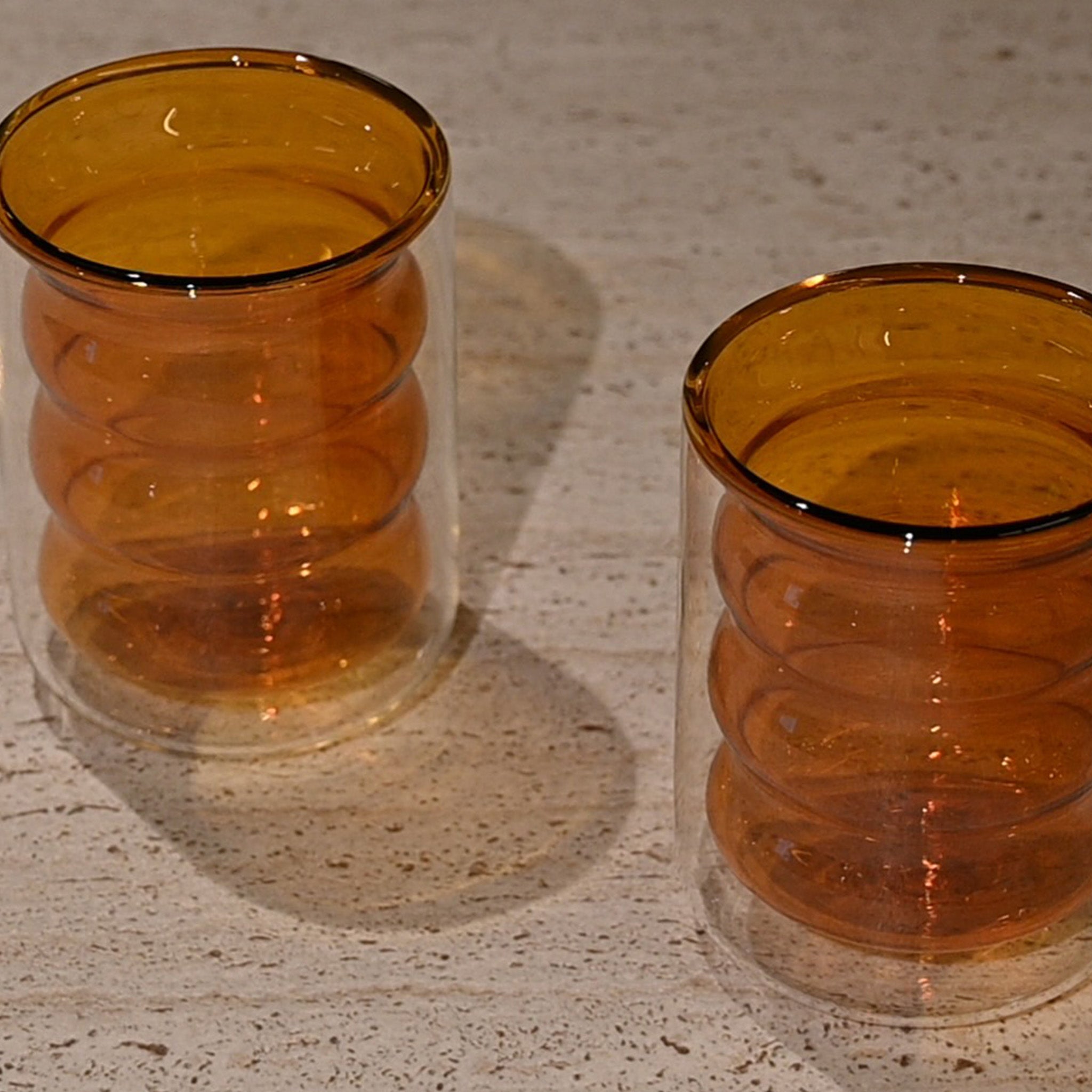 Bruine glazen op travertin keukenblad