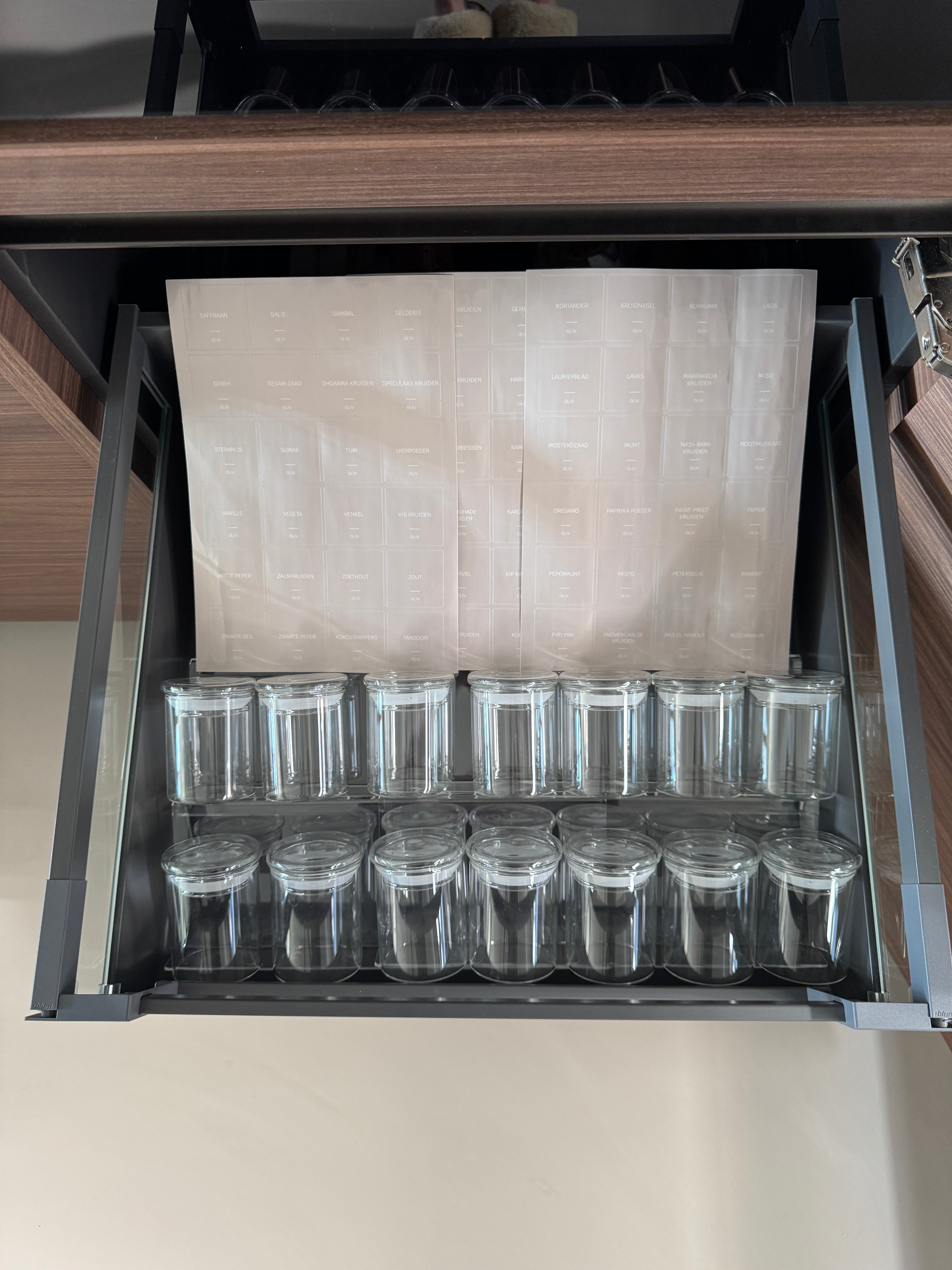 Kruidenpotjes glas met beige labels