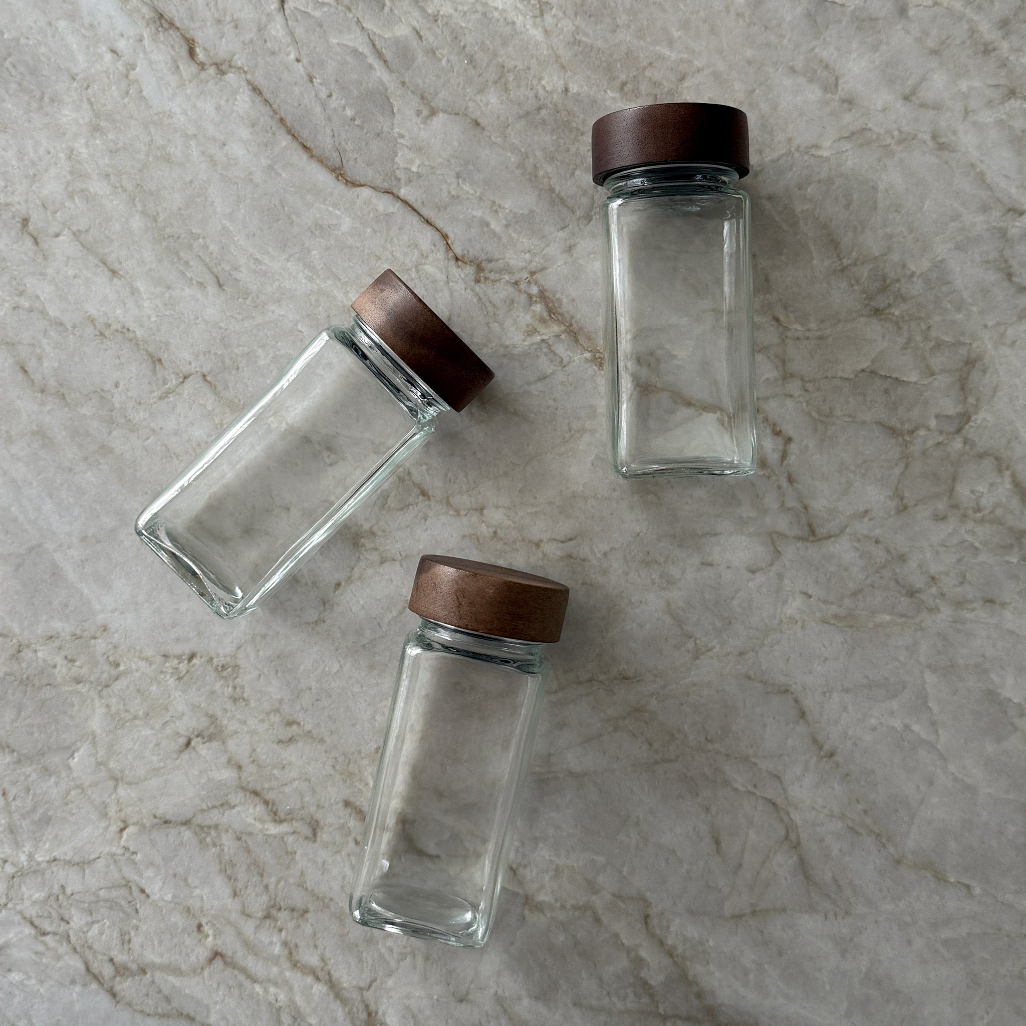 Glazen acacia kruidenpotjes liggend