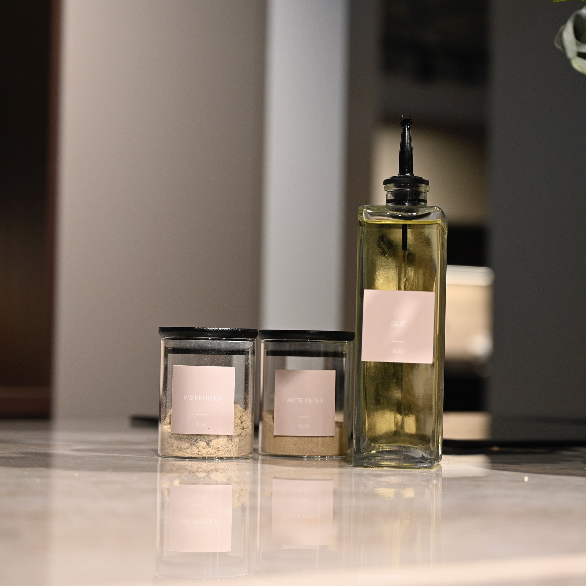 Twee kruidenpotjes met olie dispenser