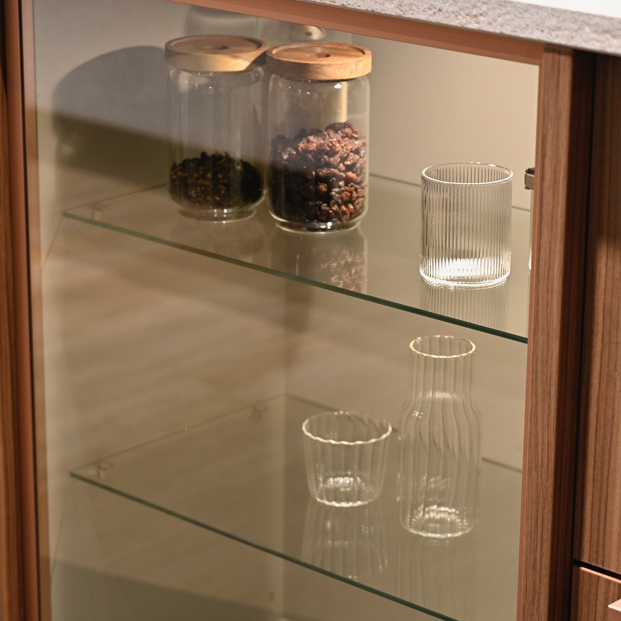 Sfeerfoto karaf met glazen een voorraadpotten acacia