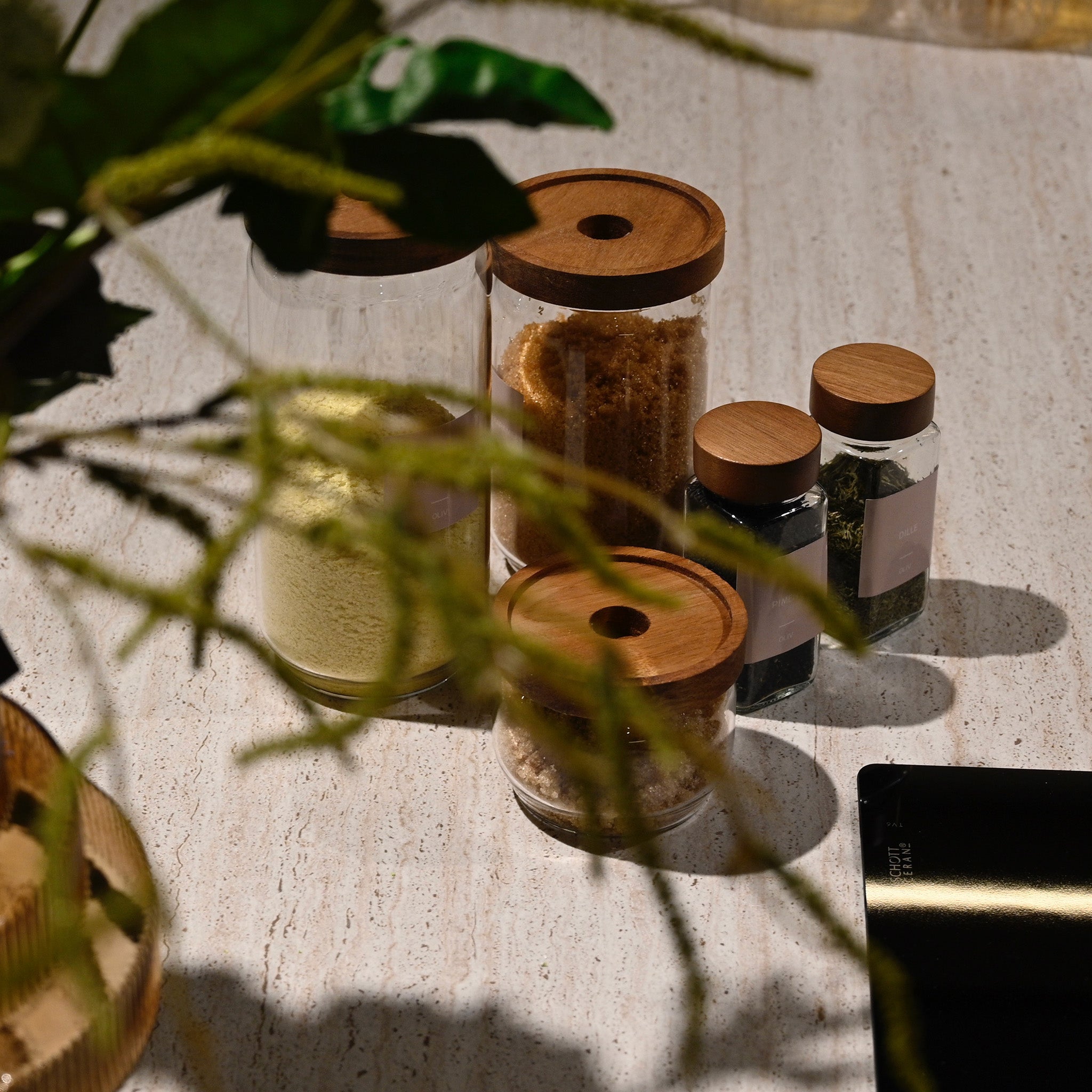 Bruine vaas met rondingen op keuken