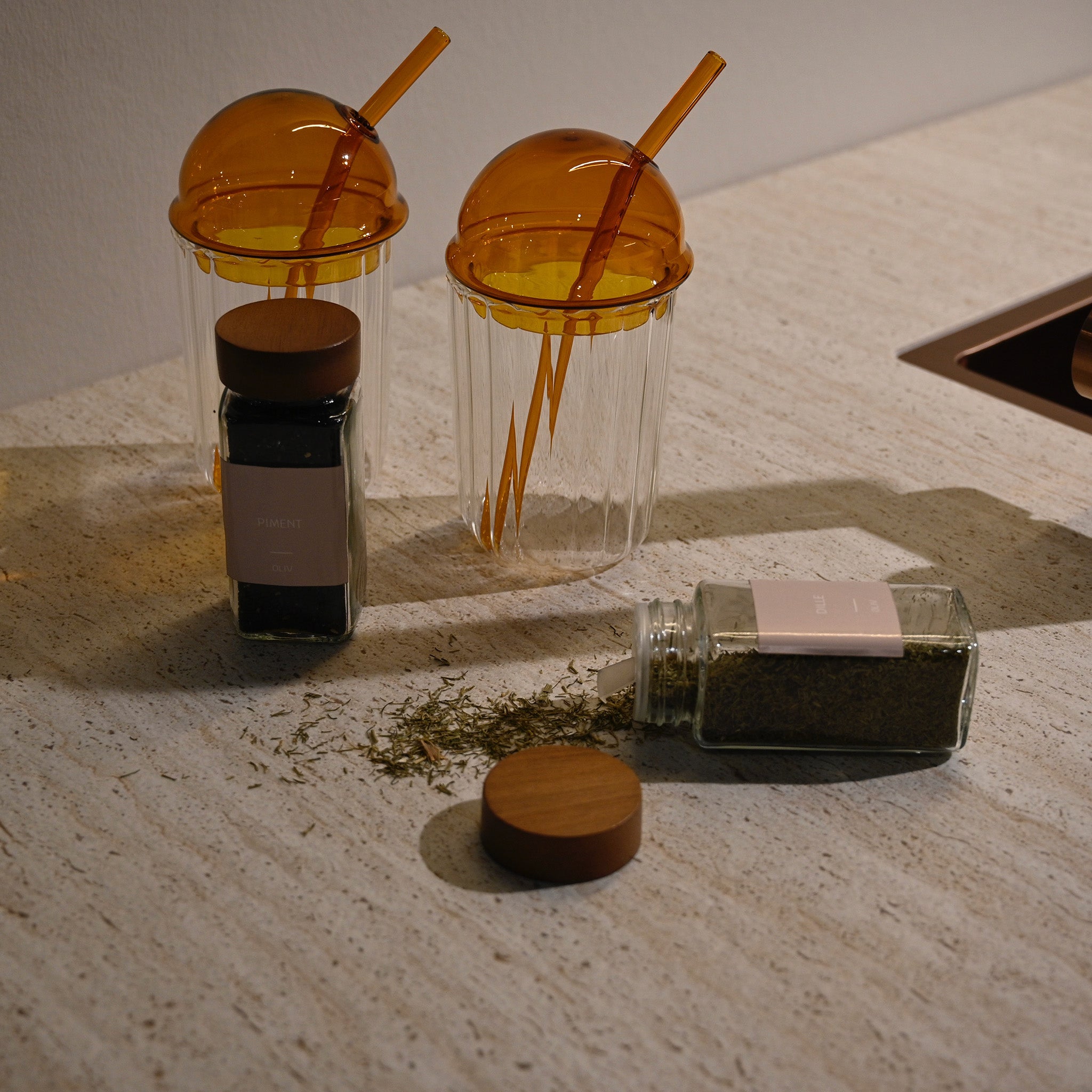 Bruine glazen met liggende acacia kruidenpotjes met strooideksel