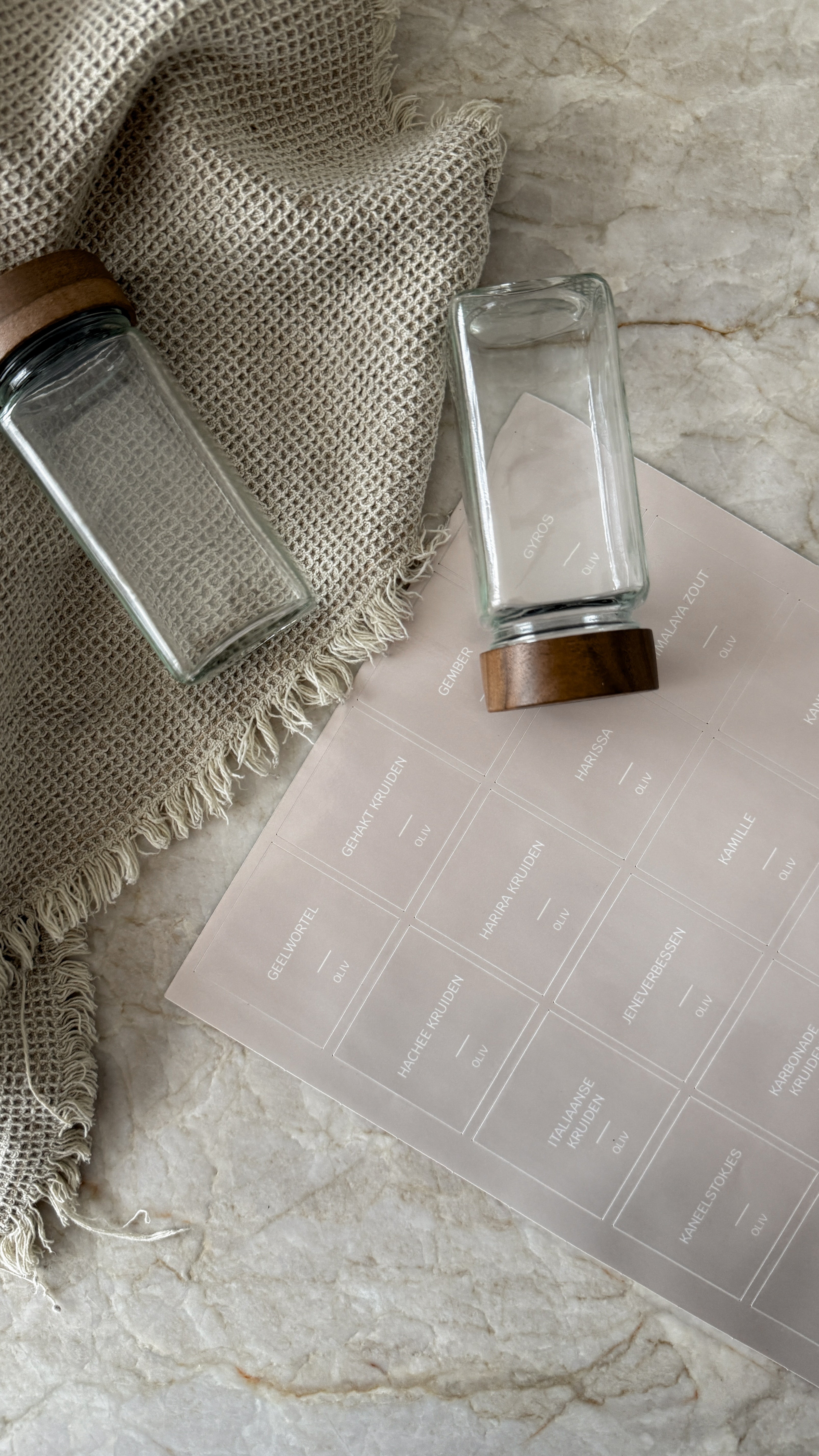 Kruidenpotjes acacia met daarbij een vel labels