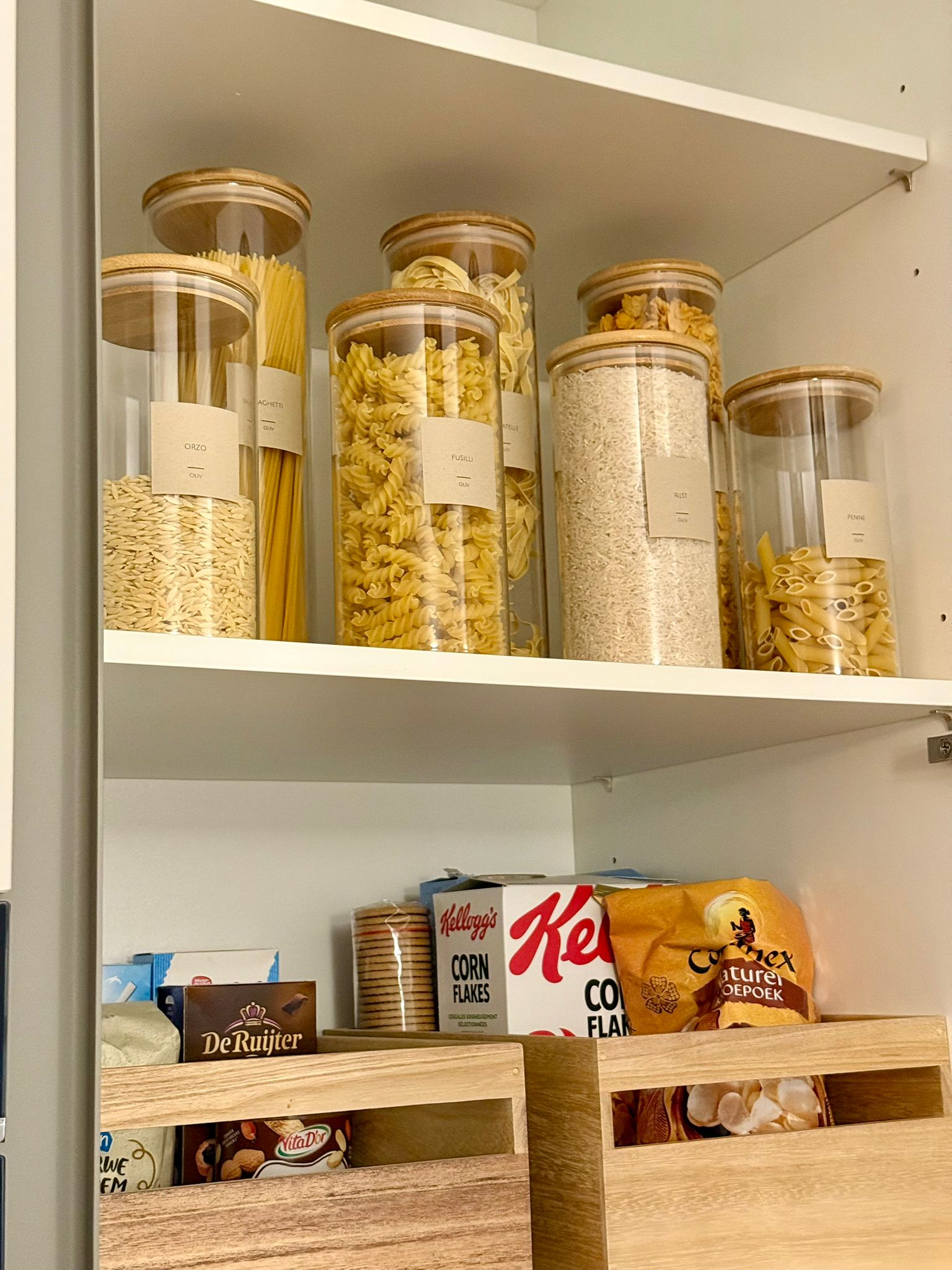 Ingerichte voorraadkast bamboe voorraadpotten en bakjes