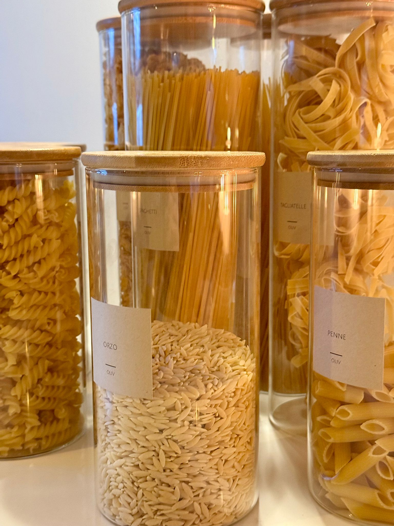 Vooraanzicht bamboe voorraadpotten met labels