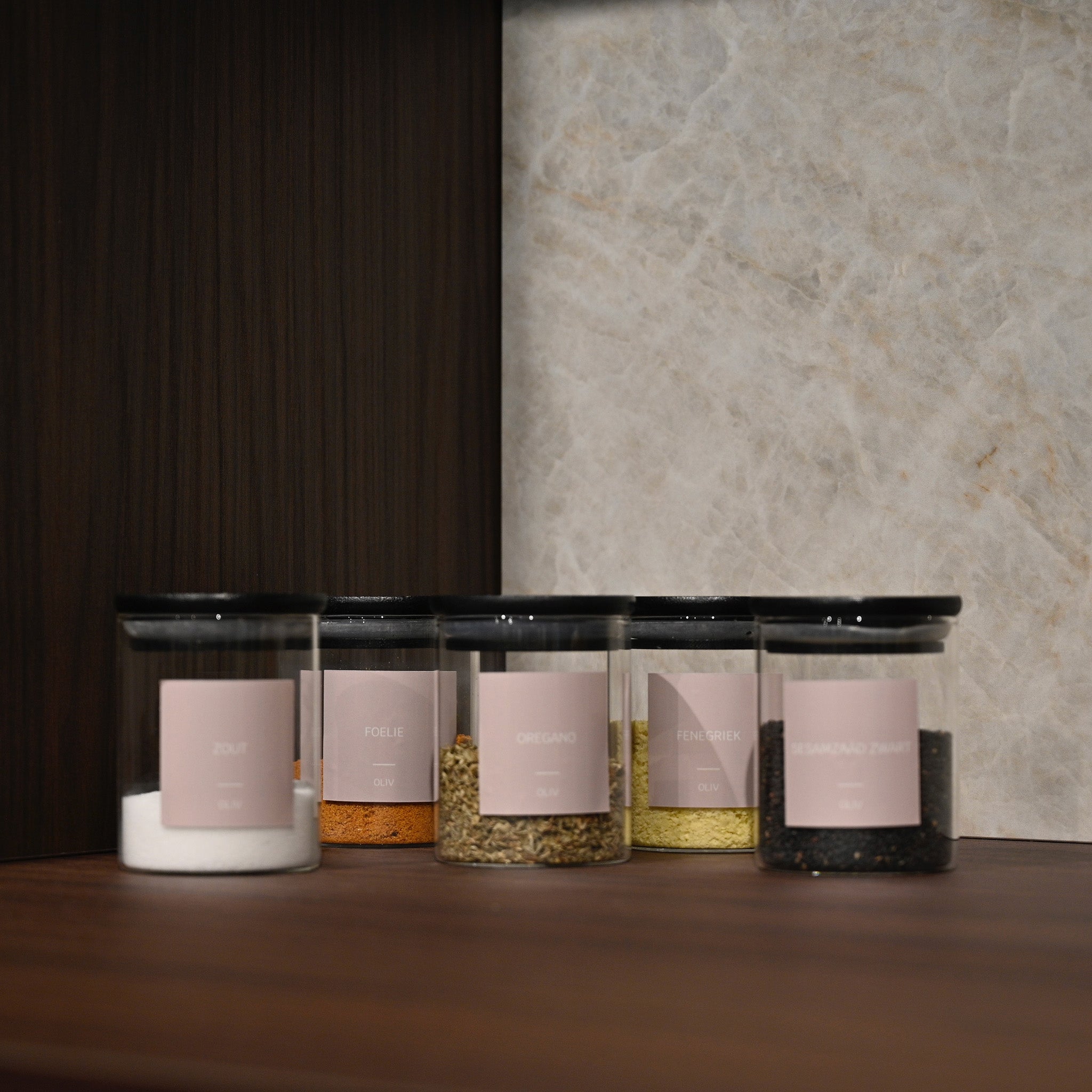 Zes kruidenpotjes met labels in keuken